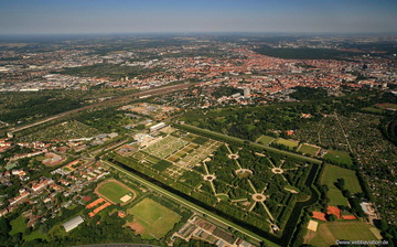 Große Garten und Schloss Herrenhausen Hannover Nacht Luftbild 