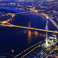 Düsseldorf am Rhein bei Nacht  Luftbild