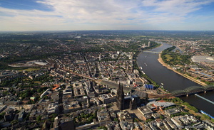 Luftbild von Köln mit blick nach Norden auf Kölner Dom, Hauptbahnhof und Umgebung.