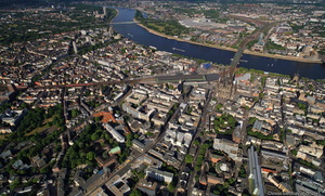 Luftbild von Köln mit blick  auf Kölner Dom, Hauptbahnhof und Umgebung.