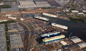 Autotransporters im Hafen von Bremerhaven Luftbild