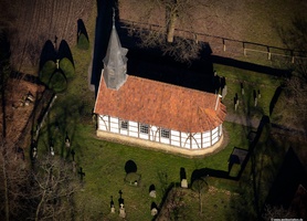Dorfkirche aus Klein Escherde , Museumsdorf Cloppenburg Luftbild
