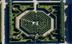 Große Garten und Schloss Herrenhausen Hannover Nacht Luftbild 