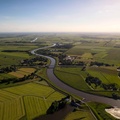 Die Hunte, Nebenfluss der Weser in Landkreis Wesermarsch, Niedersachsen  Luftbild