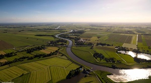Die Hunte, Nebenfluss der Weser in Landkreis Wesermarsch, Niedersachsen  Luftbild