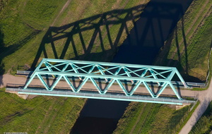 blaue Brücke am Emscherradweg  Luftbild