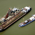 Baggerschiff ausbaggern auf dem Rhein bei Düsseldorf Luftbild