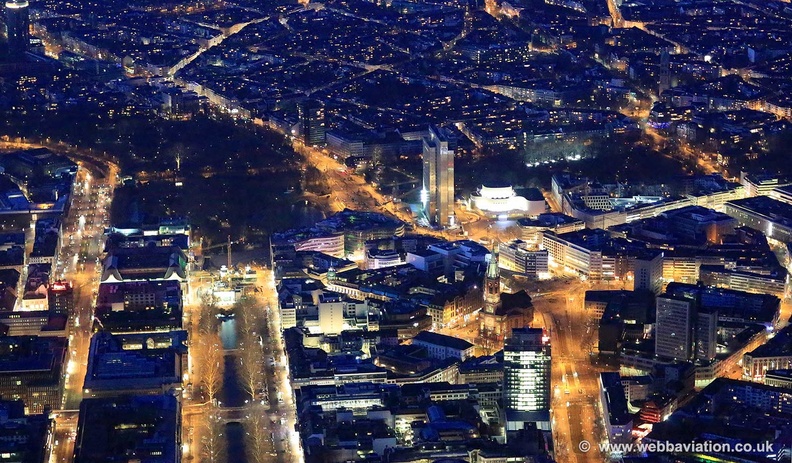 Berliner Allee und  Königsallee  Düsseldorf  bei Nacht  Luftbild 