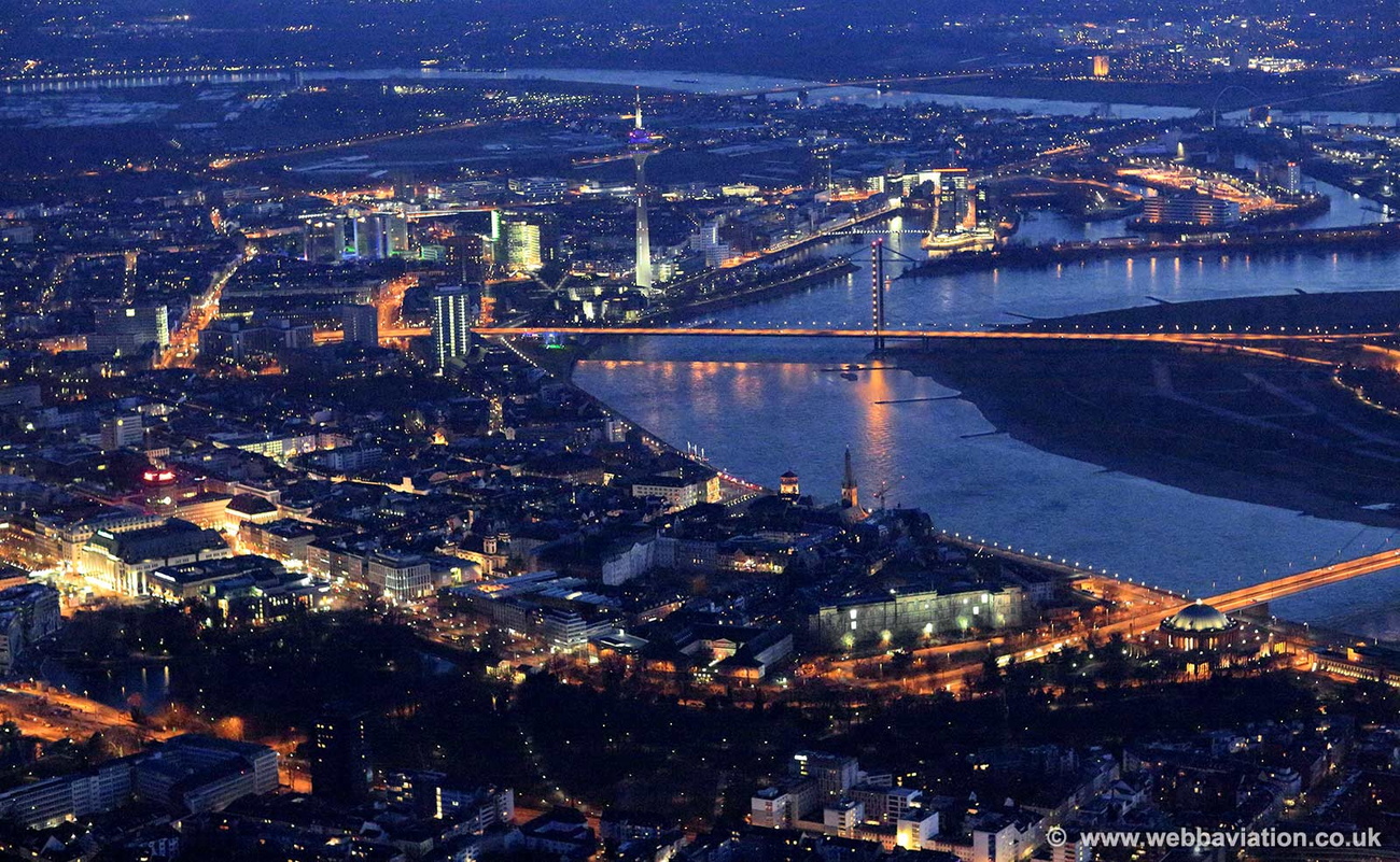 Düsseldorf  bei Nacht  Luftbild