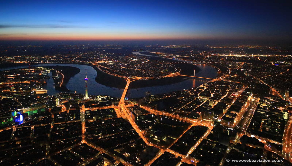 Düsseldorf bei Nacht  Luftbild