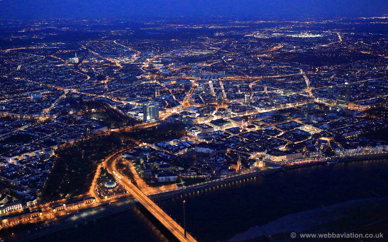 Düsseldorf  bei Nacht  Luftbild
