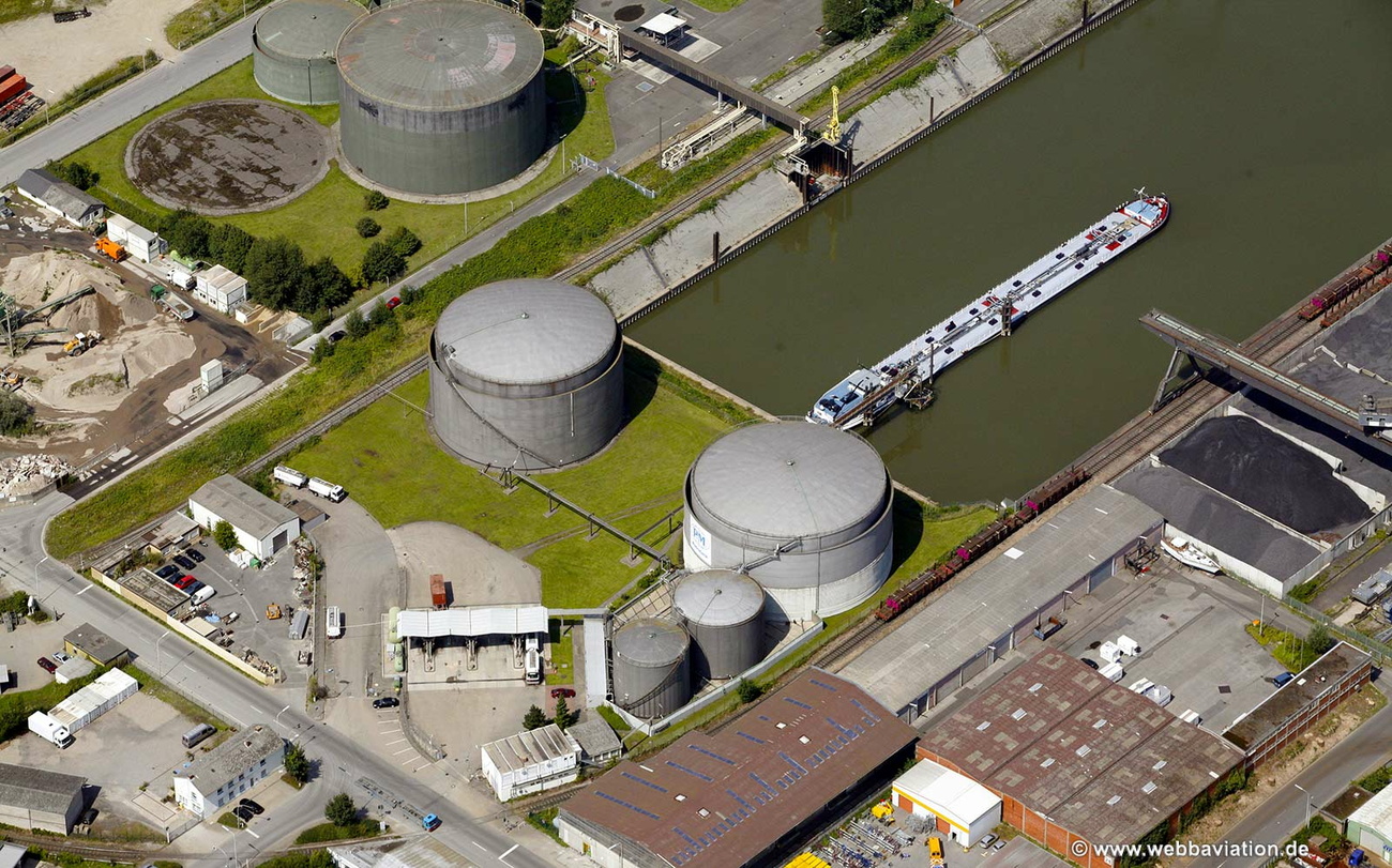 Petrotank-Tanklager / Tank terminal Wesermünder Str Düsseldorf  Luftbild