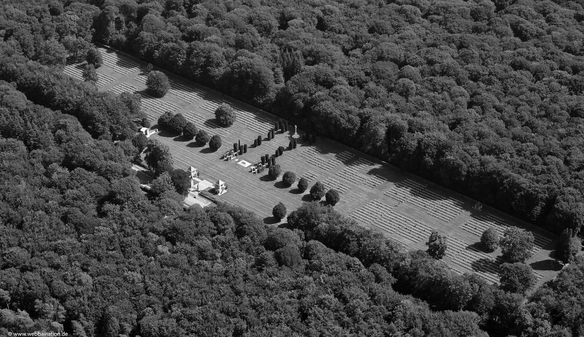 Reichswald_Forest_War_Cemetery_pd08075bw.jpg