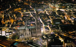 Kölner Dom bei Nacht Luftbild
