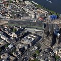 Luftbild von Köln mit blick auf Kölner Dom, Hauptbahnhof und Umgebung.