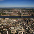 Luftbild von Köln mit blick auf Kölner Dom, Hauptbahnhof und Umgebung.