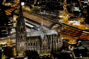 Kölner Dom bei Nacht Luftbild