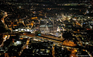 Nachtluftbild von Köln mit blick auf Kölner Dom, Hauptbahnhof und Umgebung