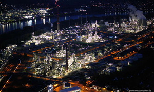 Rheinland Raffinerie Wesseling bei Nacht  Luftbild 