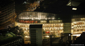 Weltstadthaus ( Walfisch Gebäude )   Köln bei Nacht Luftbild