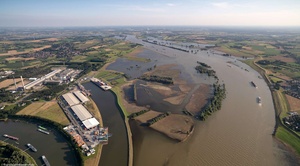 Hochwasser am Naturschutzgebiet Rheinvorland zwischen Mehrum und Emmelsum  Luftbild
