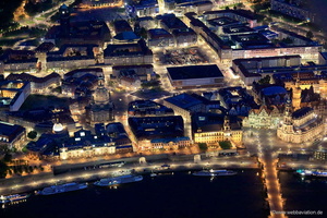 Das Ufer der Elbe in Dresden bei Nacht - Luftbild