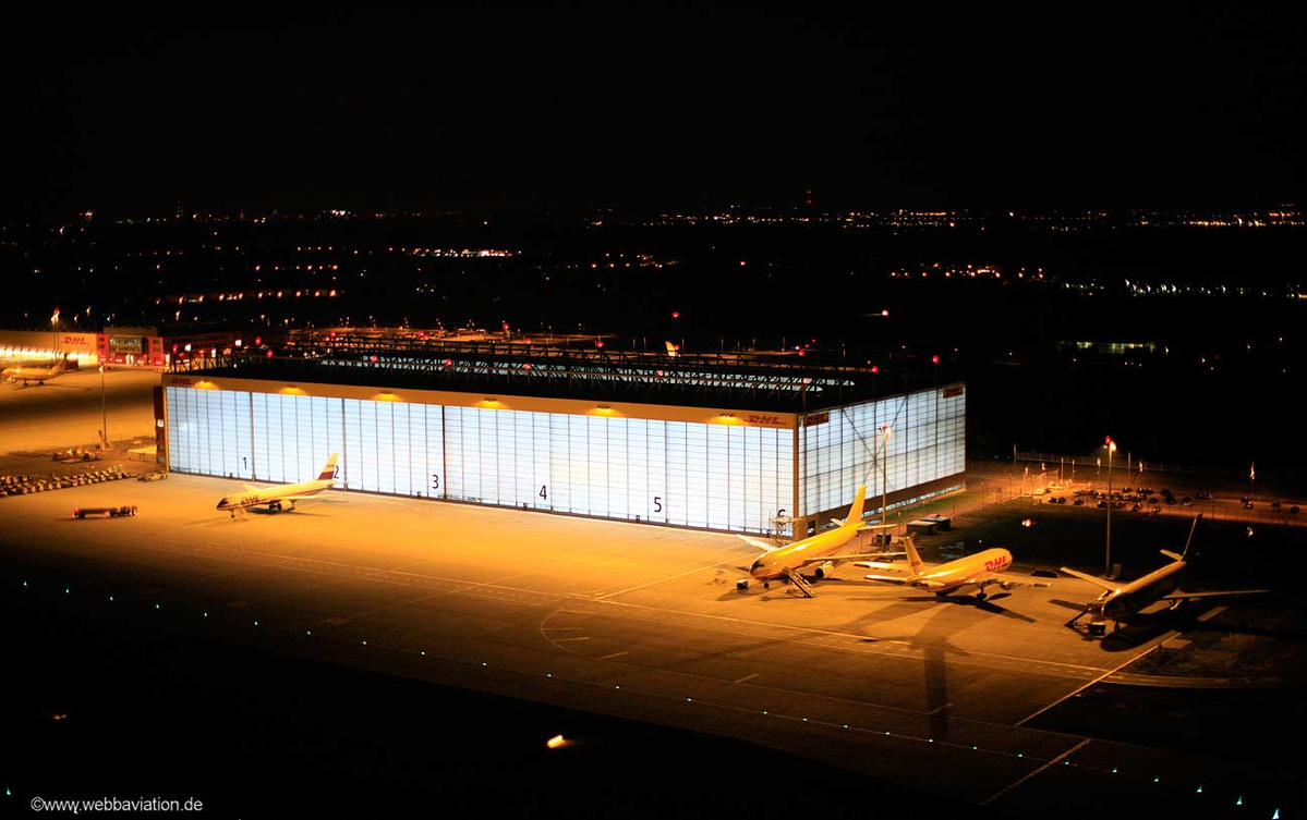 DHL Wartungshalle , Flughafen Leipzig-Halle  Nachtluftbild 