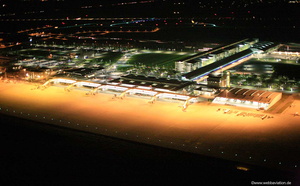 Flughafen Leipzig-Halle bei Nacht Luftbild