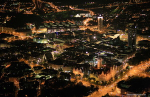 Stadtpanorama Leipzig bei Nacht  Luftbild